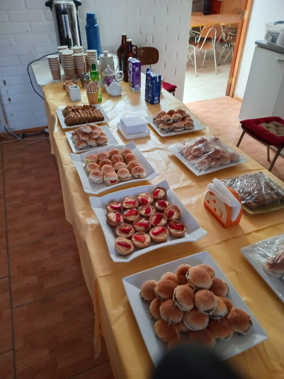 Bandejas Nathivo con mini sándwiches y tartaletas