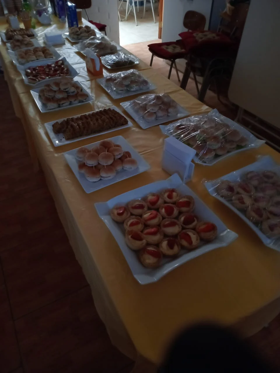 Mesa de catering Nathivo preparada para una reunión